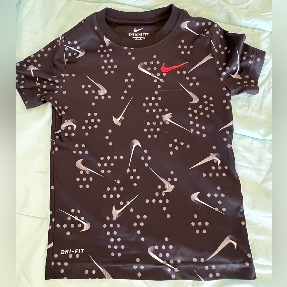 Boys xs (4-5) Nike dri-fit tee shirt.